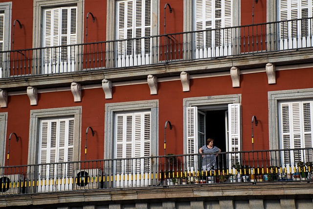 člověk na balkoně