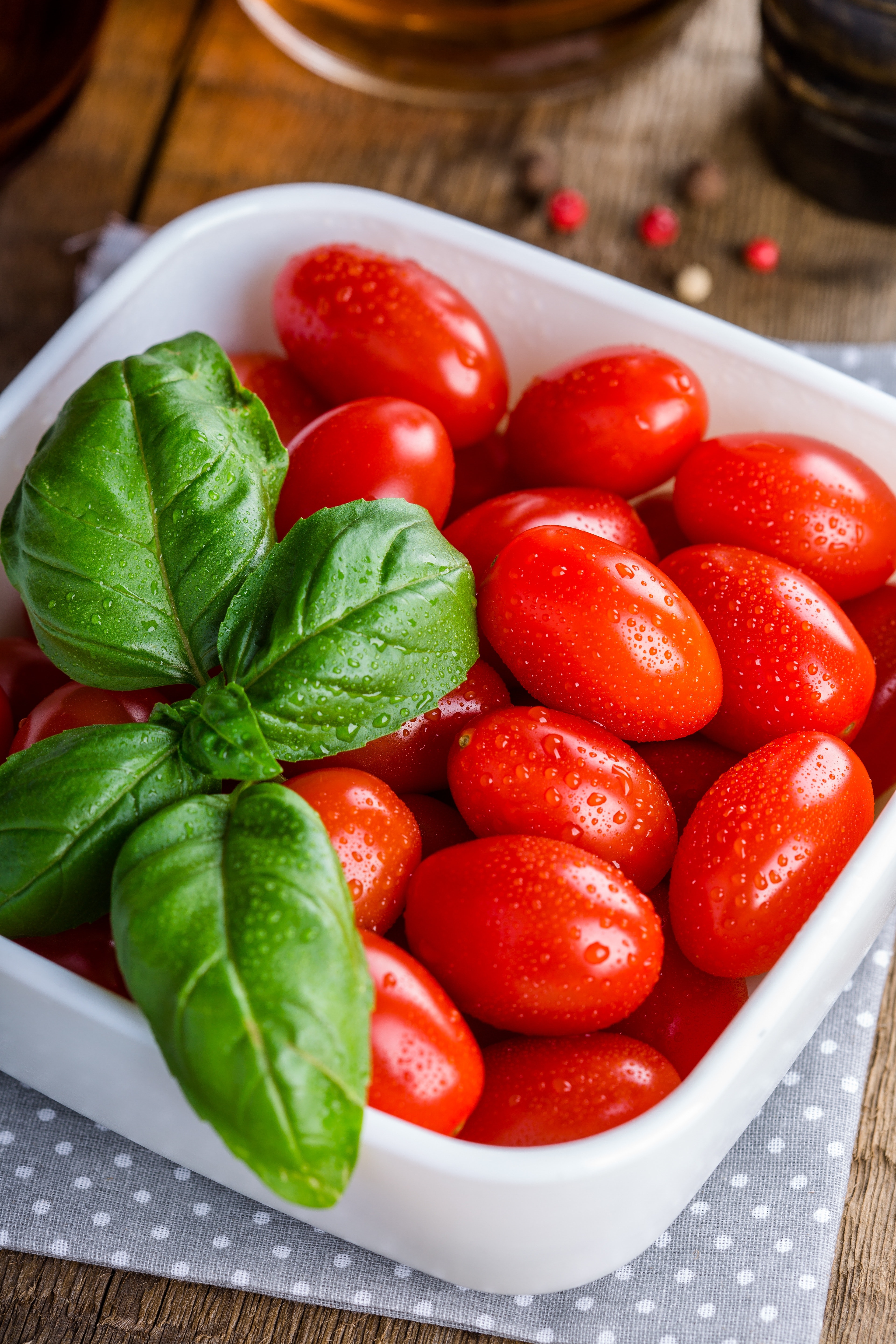 cherry rajčata s bazalkou
